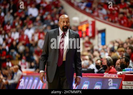 Bloomington, Usa. 23rd. November 2021. Mike Woodson, Basketballtrainer der Indiana University, trainiert während des Basketballspiels der National Collegiate Athletic Association (NCAA) in Bloomington gegen Jackson State. IU schlug Jackson State 70:35. Kredit: SOPA Images Limited/Alamy Live Nachrichten Stockfoto