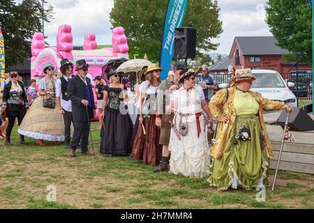 Menschen, die auf einer Retro-Messe in Tauranga, Neuseeland, in aufwendige Steampunk-Kleidung gekleidet waren Stockfoto