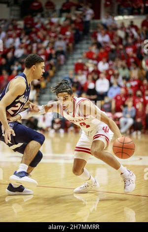 Bloomington, Usa. 23rd. November 2021. Der Indiana Hoosiers-Wächter Khristian Lander (R) spielt während des Basketballspiels der National Collegiate Athletic Association (NCAA) in Bloomington gegen Jackson State. IU schlug Jackson State 70:35. Kredit: SOPA Images Limited/Alamy Live Nachrichten Stockfoto