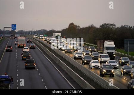 Staus auf der M7 in der Nähe von Naas, im Co Kildare, als die Irish Truckers and Speditions Association Against Fuel Prices Nutzfahrzeuge dazu drängte, ins Stadtzentrum von Dublin zu reisen, um niedrigere Kraftstoffpreise zu fordern. Bilddatum: Mittwoch, 24. November 2021. Stockfoto