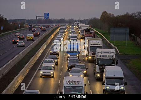 Staus auf der M7 in der Nähe von Naas, im Co Kildare, als die Irish Truckers and Speditions Association Against Fuel Prices Nutzfahrzeuge dazu drängte, ins Stadtzentrum von Dublin zu reisen, um niedrigere Kraftstoffpreise zu fordern. Bilddatum: Mittwoch, 24. November 2021. Stockfoto