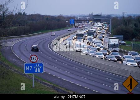 Staus auf der M7 in der Nähe von Naas, im Co Kildare, als die Irish Truckers and Speditions Association Against Fuel Prices Nutzfahrzeuge dazu drängte, ins Stadtzentrum von Dublin zu reisen, um niedrigere Kraftstoffpreise zu fordern. Bilddatum: Mittwoch, 24. November 2021. Stockfoto
