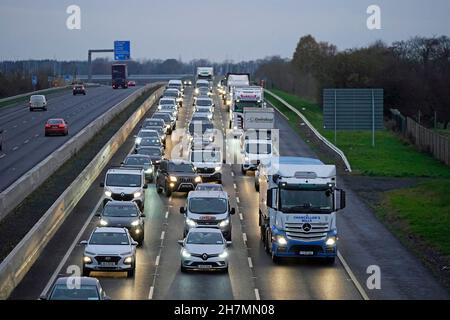 Staus auf der M7 in der Nähe von Naas, im Co Kildare, als die Irish Truckers and Speditions Association Against Fuel Prices Nutzfahrzeuge dazu drängte, ins Stadtzentrum von Dublin zu reisen, um niedrigere Kraftstoffpreise zu fordern. Bilddatum: Mittwoch, 24. November 2021. Stockfoto