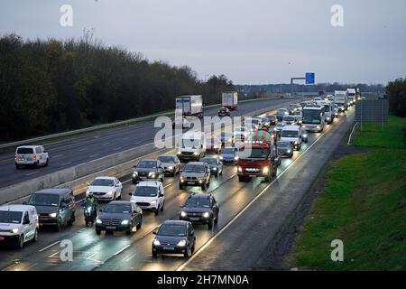 Staus auf der M7 in der Nähe von Naas, im Co Kildare, als die Irish Truckers and Speditions Association Against Fuel Prices Nutzfahrzeuge dazu drängte, ins Stadtzentrum von Dublin zu reisen, um niedrigere Kraftstoffpreise zu fordern. Bilddatum: Mittwoch, 24. November 2021. Stockfoto