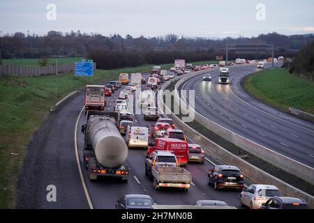Staus auf der M7 in der Nähe von Naas, im Co Kildare, als die Irish Truckers and Speditions Association Against Fuel Prices Nutzfahrzeuge dazu drängte, ins Stadtzentrum von Dublin zu reisen, um niedrigere Kraftstoffpreise zu fordern. Bilddatum: Mittwoch, 24. November 2021. Stockfoto