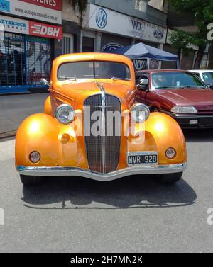 BUENOS AIRES, ARGENTINIEN - 08. Nov 2021: Altes gelbes Chevrolet Chevy Master Coupé 1933-1942 von GM auf der Straße geparkt. Vorderansicht. Kühlergrill. Expo W Stockfoto