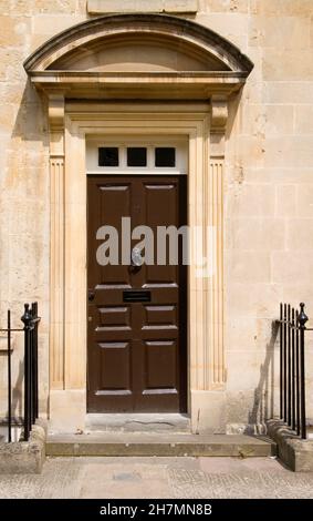 Braune Tür in einem georgianischen Reihenhaus in der schönen georgianischen Stadt Bath in somerset Stockfoto