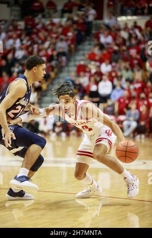 Bloomington, Usa. 23rd. November 2021. Der Indiana Hoosiers-Wächter Khristian Lander (R) spielt während des Basketballspiels der National Collegiate Athletic Association (NCAA) in Bloomington gegen Jackson State. IU schlug Jackson State 70:35. (Foto von Jeremy Hogan/SOPA Images/Sipa USA) Quelle: SIPA USA/Alamy Live News Stockfoto