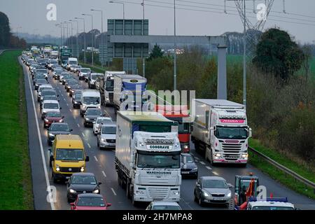 Staus auf der M7 in der Nähe von Naas, im Co Kildare, als die Irish Truckers and Speditions Association Against Fuel Prices Nutzfahrzeuge dazu drängte, ins Stadtzentrum von Dublin zu reisen, um niedrigere Kraftstoffpreise zu fordern. Bilddatum: Mittwoch, 24. November 2021. Stockfoto