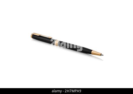 Schwarzer und goldener Stift isoliert auf weißem Hintergrund. Luxus Schwarz Metall Retro-Stift für Corporate Identity und Branding von Schreibwaren. Hochwertige Fotos Stockfoto