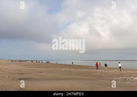 Hourdel Strand, Wanderer, wolkigen Himmel mit Lichtungen. Somme-Bucht, Frankreich Stockfoto