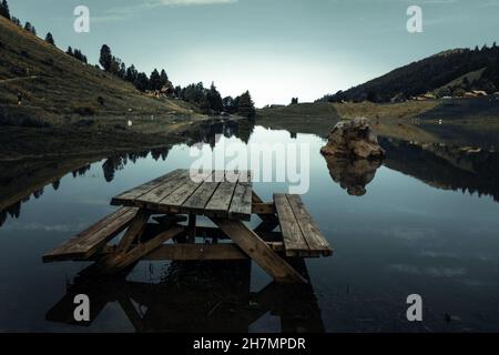 See der Confins und Berglandschaft bei Sonnenaufgang. La Clusaz, Haute-savoie, Frankreich Stockfoto