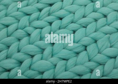 Strickdecke mintfarben großes Strickkonzept aus Naturwolle Stockfoto