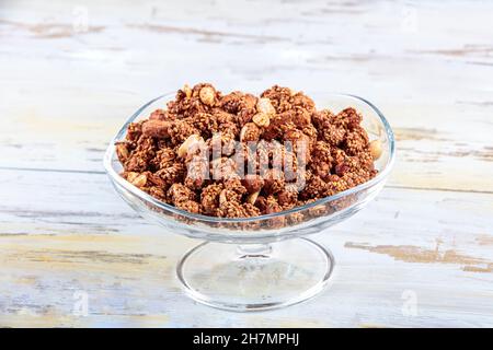 Nahaufnahme der braunen Erdnüsse und Erdnusssammlung. Konzept Erdnüsse und Sesam, Sesamsamen. Stockfoto