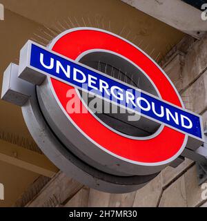 Victoria London England Großbritannien, November 21 2021, traditionelles Zeichen oder Symbol Einer Londoner U-Bahn-Station ohne Menschen Stockfoto