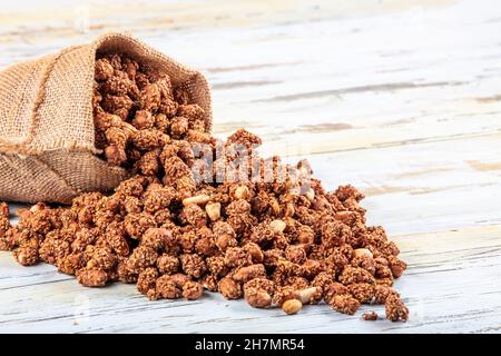 Nahaufnahme der braunen Erdnüsse und Erdnusssammlung. Konzept Erdnüsse und Sesam, Sesamsamen. Stockfoto