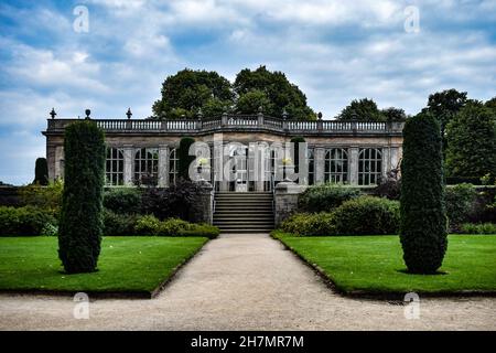 DISLEY KISHIRE, VEREINIGTES KÖNIGREICH - 21. Sep 2016: Die Orangerie baut Rasenflächen und wird von großen Nadelbäumen flankiert Stockfoto