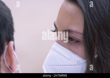 BARCELONA, SPANIEN - 20. Nov 2021: Das Paar bricht zusammen, wütender Mann und Frau weinen auf der Bank sitzen, Scheidung. Barcelona, Spanien, November 20th 2021. Stockfoto