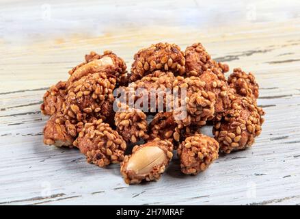 Nahaufnahme der braunen Erdnüsse und Erdnusssammlung. Konzept Erdnüsse und Sesam, Sesamsamen. Stockfoto