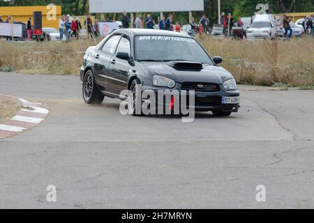 Subaru Impreza WRX STI, schwarz. STI-Subaru Tecnica International wurde 1988 gegründet und ist die Motorsportabteilung der Subaru Corporation. Bewegungsunschärfe, Unschärfe, Noi Stockfoto