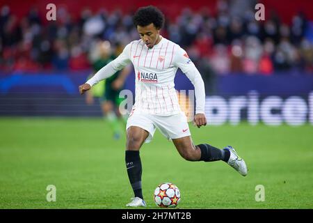 Jules Kounde aus Sevilla während des UEFA Champions League, des Gruppenfußballspiels der Gruppe G zwischen dem FC Sevilla und VFL Wolfsburg am 23. November 2021 im Stadion Ramon Sanchez-Pizjuan in Sevilla, Spanien - Foto: Joaquin Corchero/DPPI/LiveMedia Stockfoto