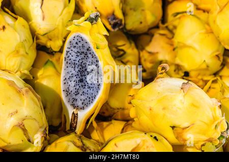 Gelbe Pitahaya oder Drachenfrucht auf dem Straßenmarkt Stockfoto