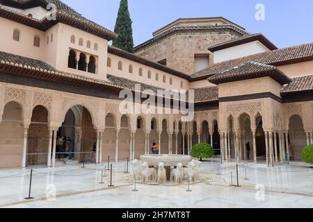 Alhambra Granada Spanien - 09 14 2021: Blick von außen auf den Patio der Löwen, Brunnen aus zwölf Marmorlöwen auf dem Palast der Löwen oder Harem, Alh Stockfoto