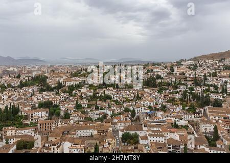 Granada Spanien - 09 14 2021: Luftaufnahme des Hauptstadtbildes von Granada, Blick vom Aussichtspunkt der Alhambra-Zitadelle, Architekturgebäude und Horiz Stockfoto