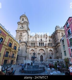 Malaga Spanien - 09 15 2021: Blick an der Vorderfassade auf die Kathedrale von Málaga oder die Kathedrale Santa Iglesia Basílica de la Encarnación und den Obispo-Platz wi Stockfoto