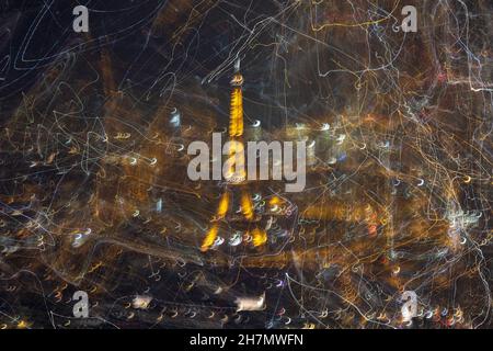 Eiffelturm Nacht Unschärfe Bewegung Lichteffekt in der Kamera Kunst Stockfoto