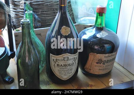 Rijeka, Kroatien September 2021. Vintage Barolo Flaschen in der Weinhandlung in Rijeka. Stockfoto
