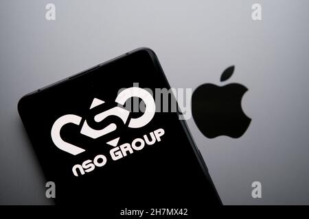 NSO Group-Logo auf dem Smartphone auf dem Apple-Logo auf Macbook. Konzept für Rechtsstreitigkeiten zwischen zwei Unternehmen nach Datenschutzverletzungen. Stockfoto