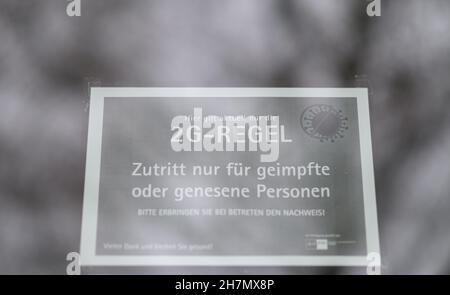 Dresden, Deutschland. 24th. November 2021. Ein Schild an der Tür eines Ladens weist auf die Regel von 2G hin. Quelle: Robert Michael/dpa-Zentralbild/dpa/Alamy Live News Stockfoto