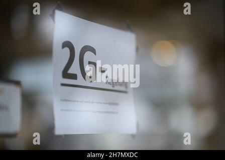 Dresden, Deutschland. 24th. November 2021. Ein Schild an der Tür eines Ladens weist auf die Regel von 2G hin. Quelle: Robert Michael/dpa-Zentralbild/dpa/Alamy Live News Stockfoto