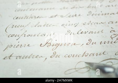 Old Fashion Schreibmuster mit verschiedenen Schreibtechniken, Papieren, Stilen und Kalligraphie-Nibs. Stockfoto