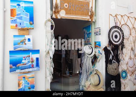 Souvenirladen in Oia, Kykladen, Santorini, Griechenland Stockfoto