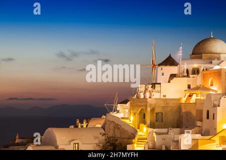 Windmühlen im Abendlicht, Sonnenuntergang, Oia, Santorini, Kykladen, Griechenland Stockfoto