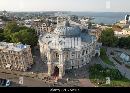 Luftaufnahme, Odessa National Academic Theatre of Opera and Ballet (Helix) Fliegen über das Operntheater Stockfoto