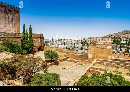 Alhambra Palastkomplex im Vordergrund und Stadt Granada im Hintergrund, Andalusien, Spanien Stockfoto