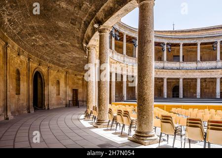 Palast Karls V., der in ein Amphitheater im Palastkomplex Alhambra in Granada, Andalusien, Spanien umgewandelt wurde Stockfoto