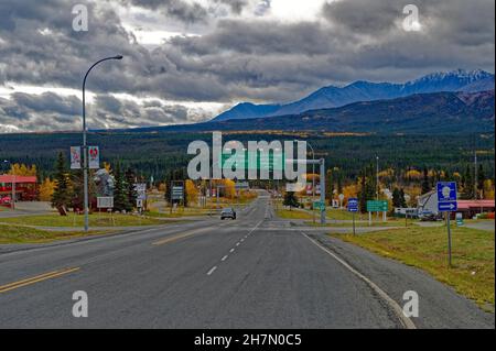 Kreuzung von Alaska Hwy. Und Haines Hwy., Haines Junction, Kluane Front Range im Hintergrund, herbstliche Farben, beeindruckende Wolken, Yukon Stockfoto