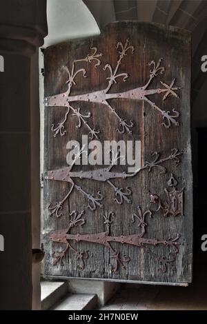 Kirchentür mit historischen Beschlägen, Spätgotik, Haigermoos, Oberösterreich, Österreich Stockfoto