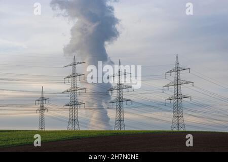 Hochspannungsmasten, Strommasten vor der Wasserdampfwolke aus dem Kernkraftwerk Neckarwestheim, Baden-Württemberg, Deutschland Stockfoto