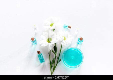 Blumen und natürliche Öle auf weißem Hintergrund Stockfoto