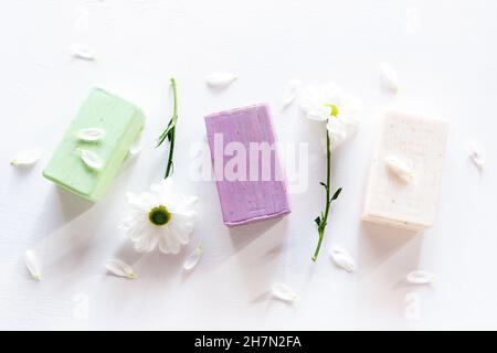 Hausgemachte Seife aus natürlichen Zutaten und Blumen auf weißem Hintergrund Stockfoto