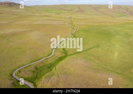 Luftaufnahme des Fanaorargljufur Canyon, tiefe Schlucht, Tuffsteinfelsen, nahe Kirkjubaer an der Südküste, Südisland, Island Stockfoto