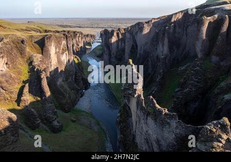 Luftaufnahme des Fanaorargljufur Canyon, tiefe Schlucht, Tuffsteinfelsen, nahe Kirkjubaer an der Südküste, Südisland, Island Stockfoto