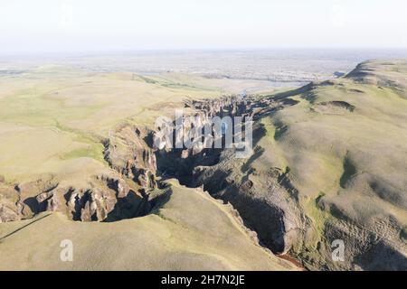 Luftaufnahme des Fanaorargljufur Canyon, tiefe Schlucht, Tuffsteinfelsen, nahe Kirkjubaer an der Südküste, Südisland, Island Stockfoto