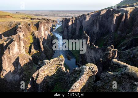 Luftaufnahme des Fanaorargljufur Canyon, tiefe Schlucht, Tuffsteinfelsen, nahe Kirkjubaer an der Südküste, Südisland, Island Stockfoto
