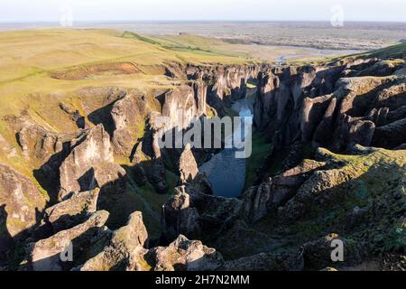 Luftaufnahme des Fanaorargljufur Canyon, tiefe Schlucht, Tuffsteinfelsen, nahe Kirkjubaer an der Südküste, Südisland, Island Stockfoto